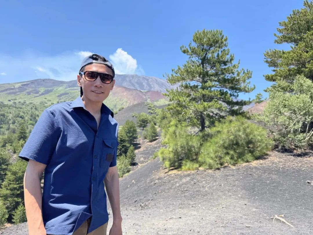 刘烨夫妇带儿女度假 网友:刘烨太瘦了