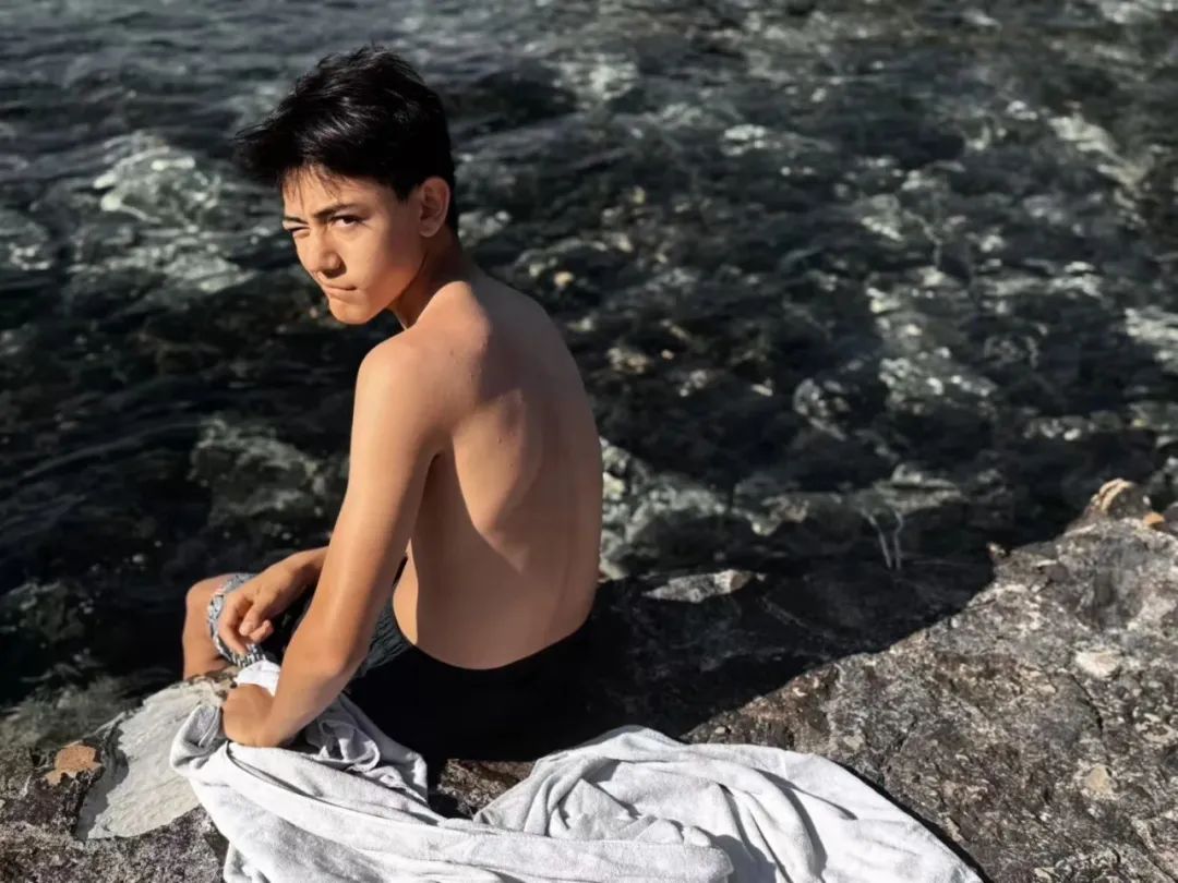 刘烨夫妇带儿女度假 网友:刘烨太瘦了